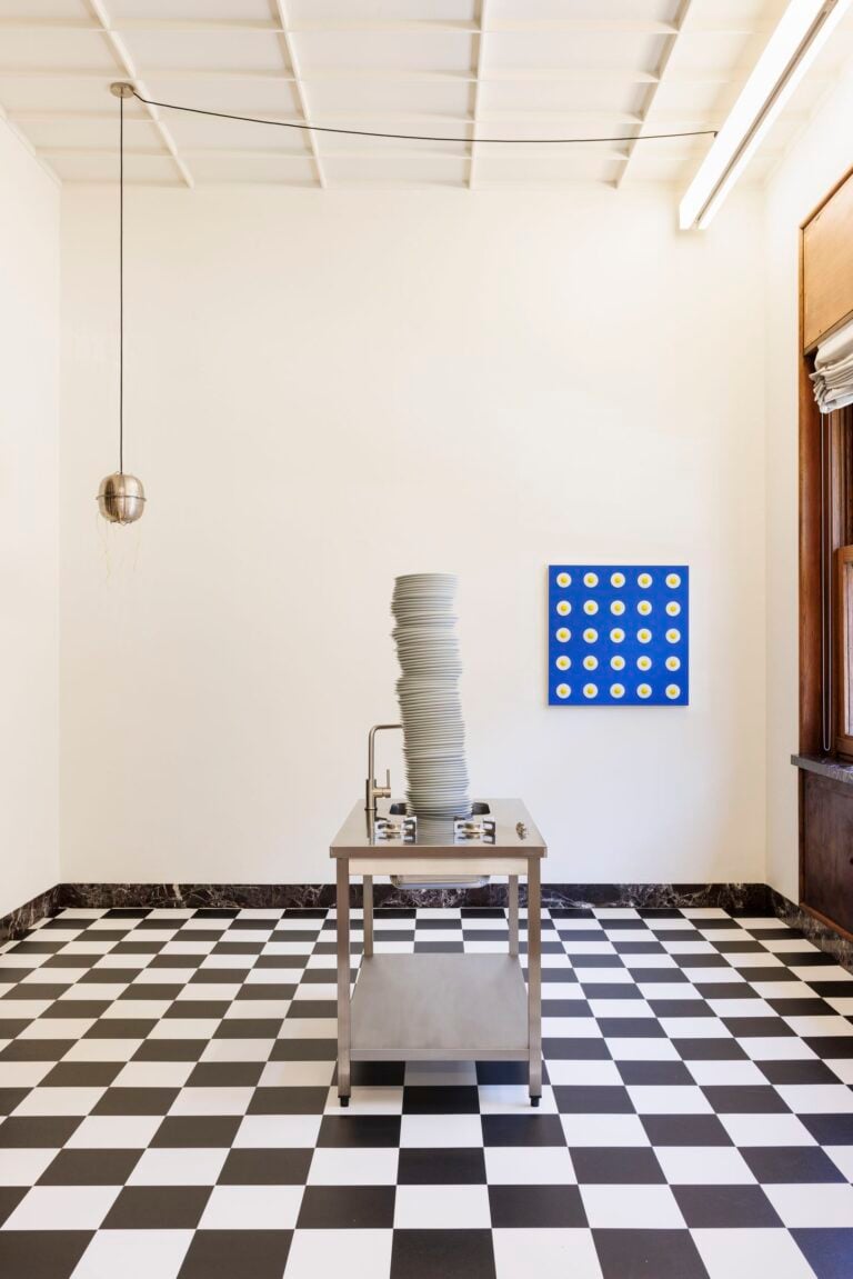 Elmgreen & Dragset, John Armleder, Room Service, installation view at MASSIMODECARLO, Milano, 2023. Foto Roberto Marossi. Courtesy MASSIMODECARLO