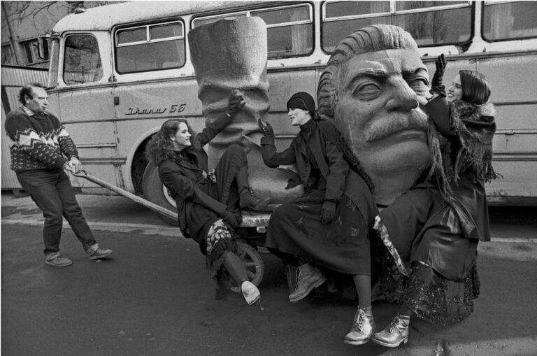Ferdinando Scianna, Budapest, Ungheria, 1990. Tre allegre ragazze accompagnano Josip Stalin alla pattumiera della storia, 1990, © Ferdinando Scianna