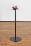 Hannah Rowan, Ocean Held, bronzo, vetro soffiato, ghiaccio acciaio, 2023, 116 x 40 x 40 cm, crediti Galleria C+N Canepaneri