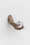Hannah Rowan, Prima Materia 2, bronzo, vetro soffiato, lava, 2023, 10 x 10 x 14, crediti Galleria C+N Canepaneri