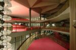 Il foyer del Teatro, sulla sinistra uno dei lampadari appositamente progettati da Gino Sarfatti per il Regio. Foto Gonella, courtesy Casa Museo Mollino, Torino