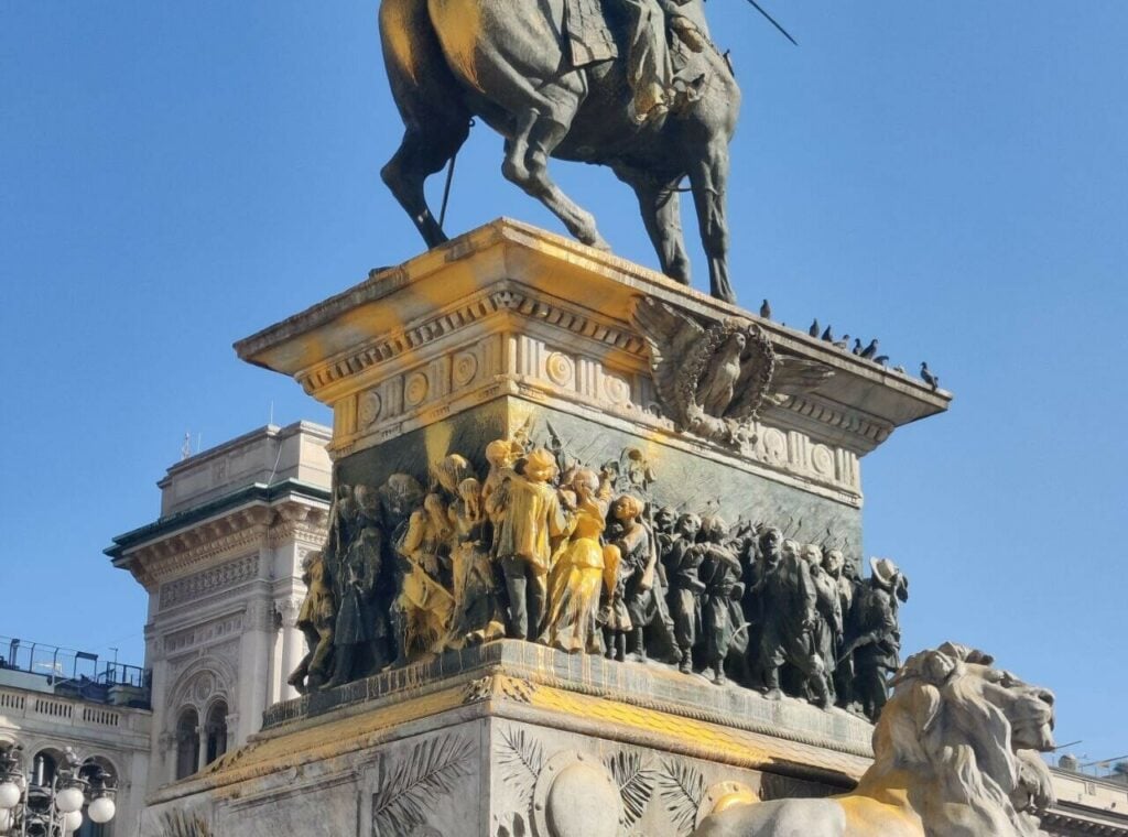 La statua imbrattata di Vittorio Emanuele II è più difficile da pulire del previsto