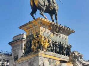 La statua imbrattata di Vittorio Emanuele II è più difficile da pulire del previsto
