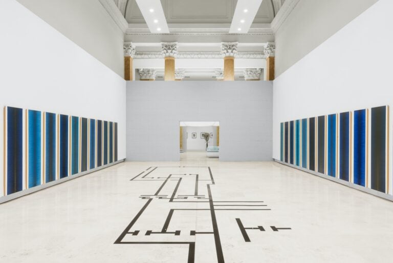 Irma Blank, Bleu Carnac (1992). Installazione dell’opera per la 17a Quadriennale di Roma, Palazzo delle Esposizioni, Roma, 30 ottobre 2020-18 luglio 2021. Courtesy Fondazione La Quadriennale di Roma, foto DSL Studio