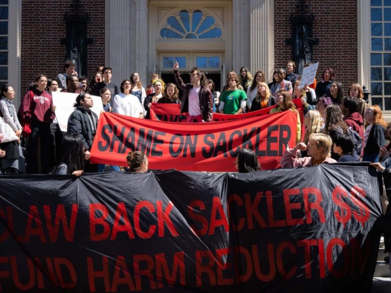 “Cambiate il nome di quel museo”. Gli attivisti dell’artista Nan Goldin protestano a Harvard