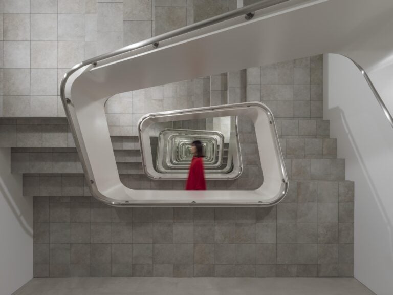 Leandro Erlich, Infinite staircase (2005). Metal structure, MDF, flooring, handrall, mirrors and lights