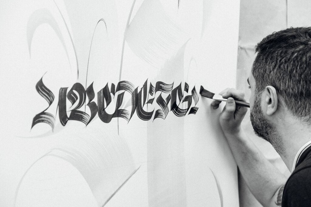 Intervista a Luca Barcellona, l’artista calligrafo che scrive sui muri