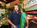 Matteo Salvini indossa una maglietta della polizia di Stato durante un comizio