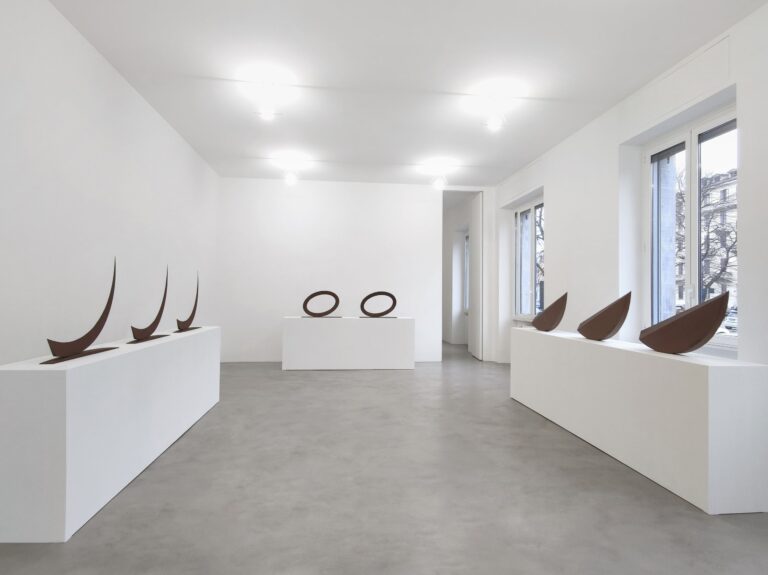 Mauro Staccioli. Scultura come pensiero che trasforma, installation view at A arte Invernizzi, Milano, 2023. Courtesy A arte Invernizzi, Milano. Foto Bruno Bani, Milano