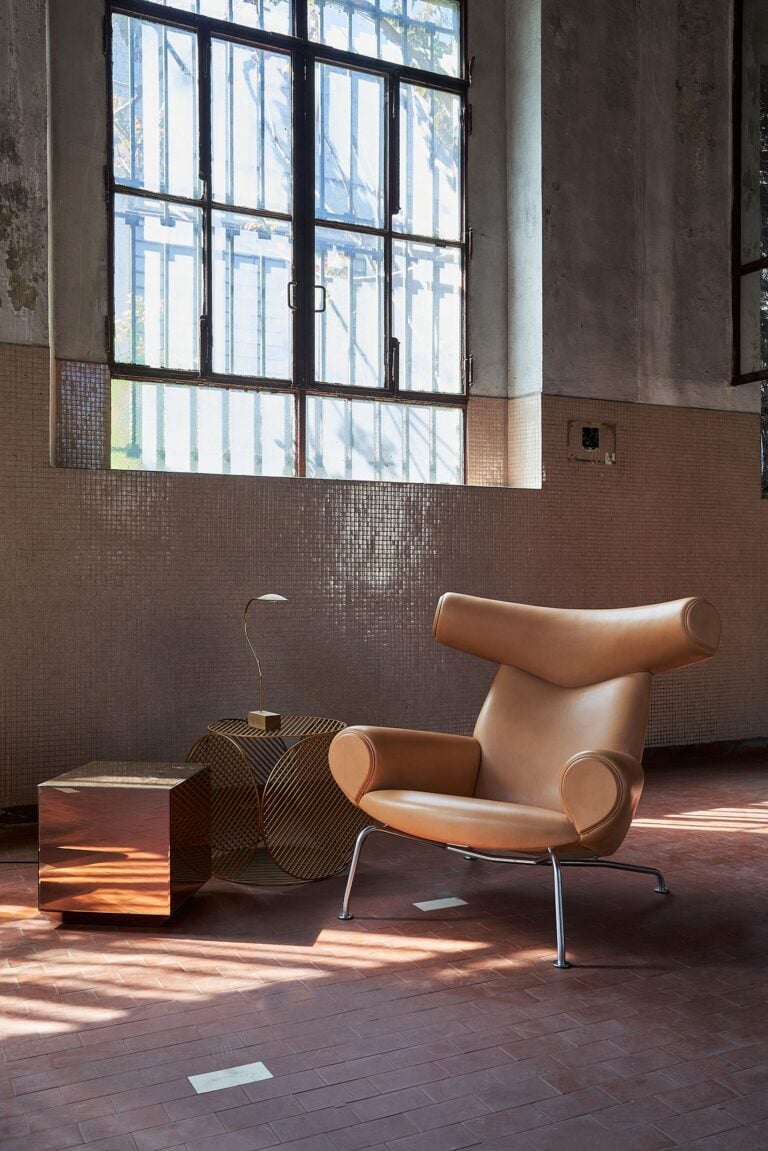 Mernoe Table Lamp AYTM cube Studio Roso Fredericia Wegner Ox chair. Photo Federico Floriani Il meglio del design danese in mostra a Milano