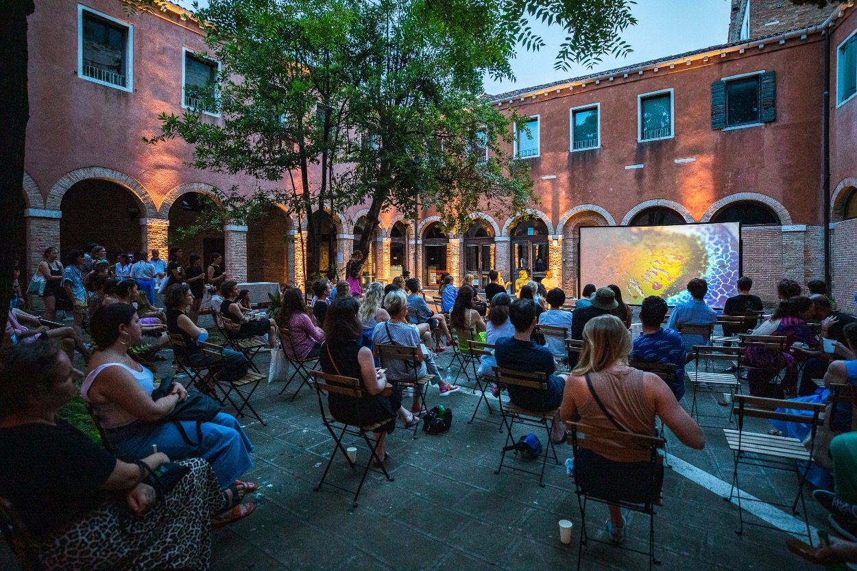 "Becoming Fresh Salty Drops", evento di presentazione finale del programma di residenza per artisti STARTS4Water a Ocean Space, TBA21–Academy, Venezia, giugno 2022. Organizzato da TBA21–Academy e supportato da S+T+ARTS. Foto di Enrico Fiorese.