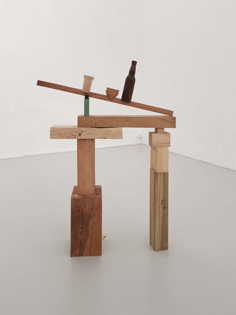 Ornaghi & Prestinari, Piano inclinato, 2022, legno, oro, alluminio, 84 x 18 x 110 cm, courtesy the artists and Galleria Continua, foto Daniele Capra