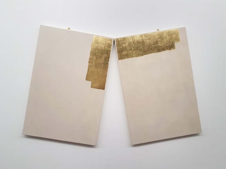 Ornaghi & Prestinari, Sfiorare, 2023, gesso, pigmento, oro, 46 x 35 cm, courtesy the artists and Galleria Continua, foto Daniele Capra