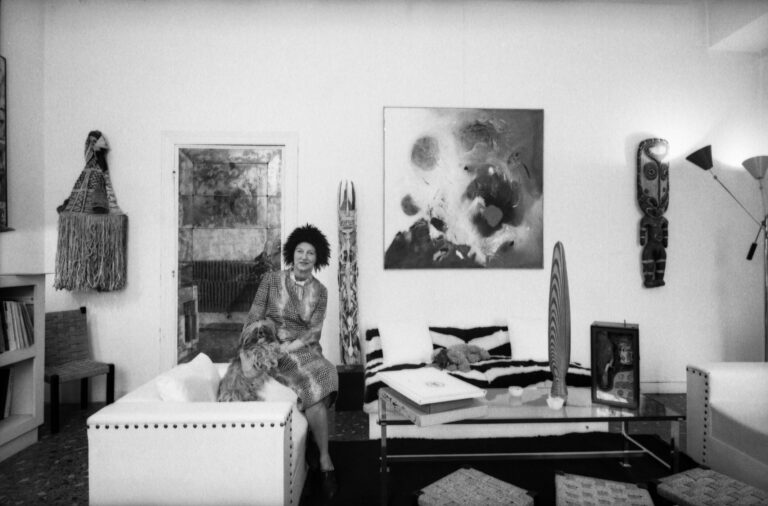 Peggy Guggenheim a Palazzo Venier dei Leoni con alle spalle al centro Avvenimento 247 1956 Venezia 1956. La mostra veneziana su Edmondo Bacci, il rivoluzionario del colore