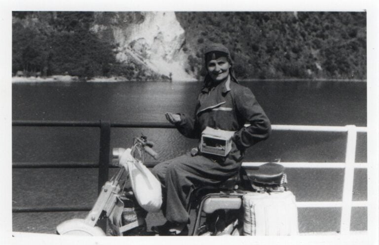 Regina in Lambretta con il suo canarino. 1940 circa. Collezione Archivio Gaetano e Zoe Fermani