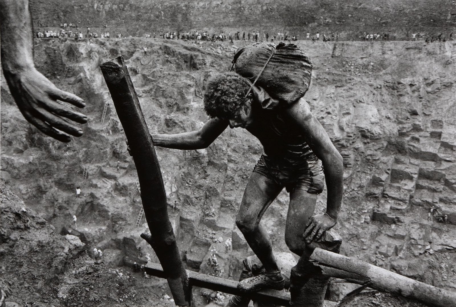 Sebastião Salgado, Portatori. Serra Pelada, Stato di Parà, Brasile, 1986