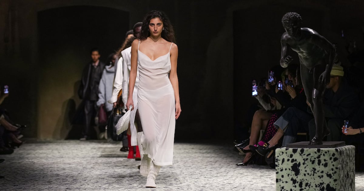 Sfilata di Bottega Veneta Autunno Inverno 23 24 alla Milano Fashion Week Nasce il podcast “Le Comari dell’Arte”. Tra cultura, arte e moda