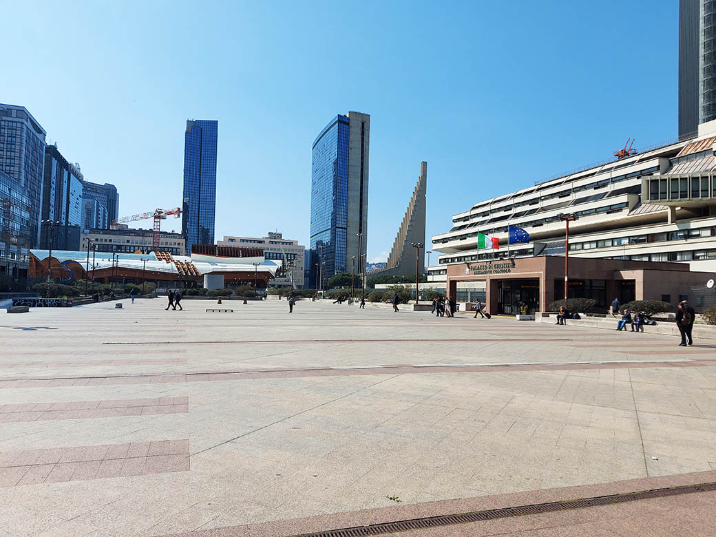 Sulla destra il Palazzo di Giustizia, al centro la chiesa di San Carlo Borromeo e sulla sinistra il cantiere della stazione di Centro Direzionale; marzo 2023. Foto Carlo De Cristofaro