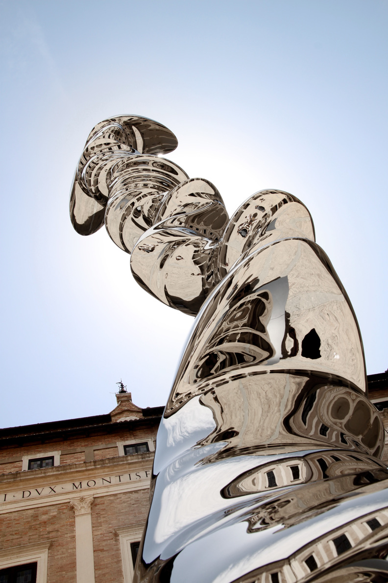 Tony Cragg, Elliptical Coloumn, cortile di Palazzo Ducale ad Urbino