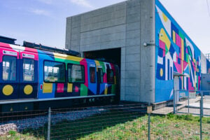 La metro di Brescia diventa un’opera di street art “mobile”