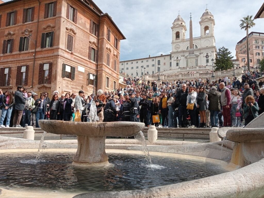 Pene severe e Daspo urbano per gli ambientalisti che imbrattano i monumenti. La proposta di FdI