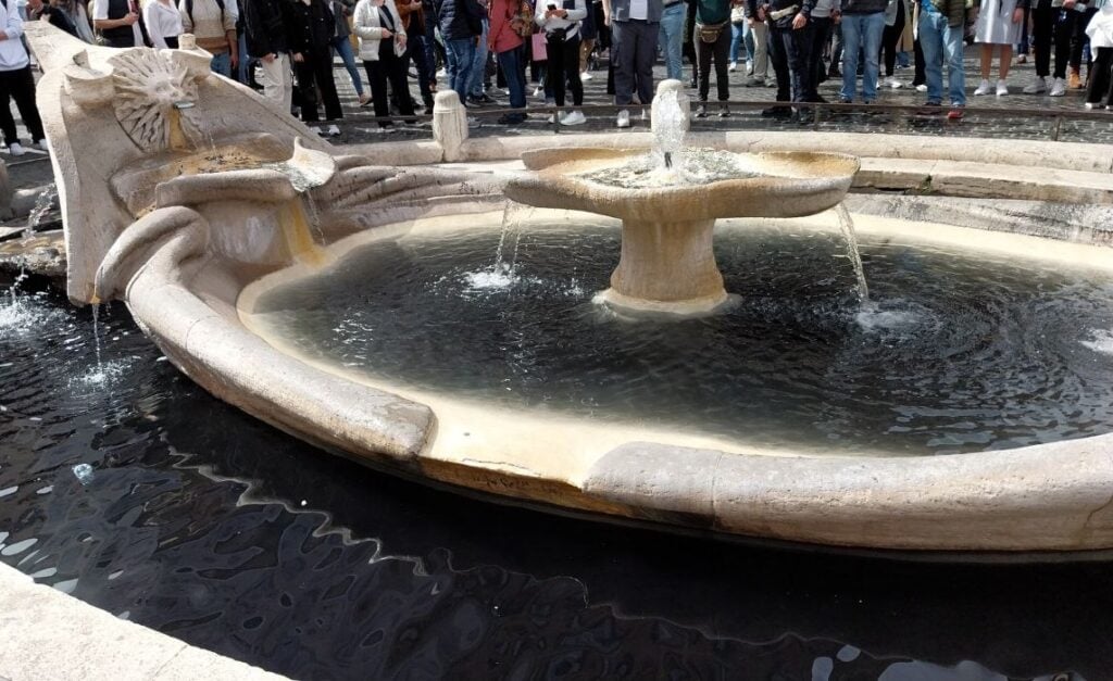 Gli attivisti per l’ambiente imbrattano di nero la Barcaccia di Bernini a Roma