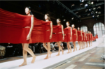 Uno scatto della sfilata Primavera Estate 1999 di Issey Miyake, courtesy Issey Miyake