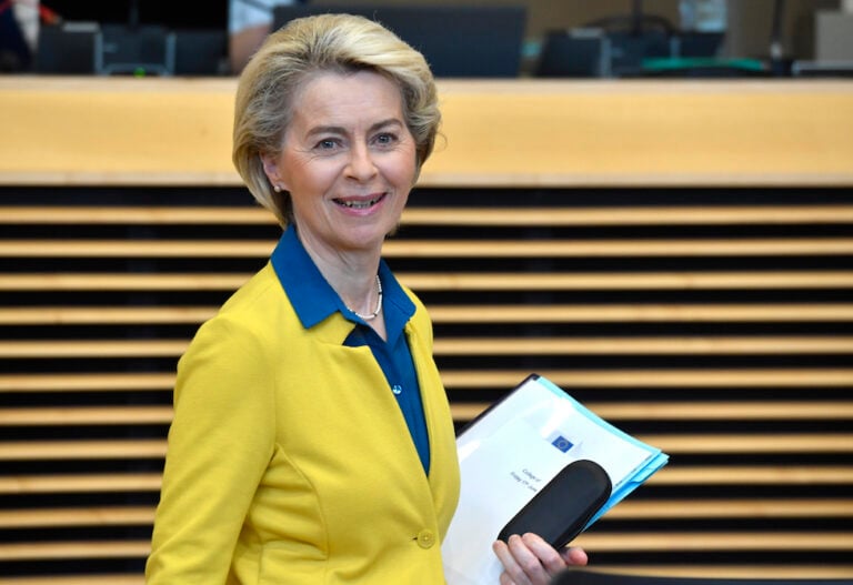 Ursula von der Leyen fa capire col suo vestito come la pensa sull’adesione dell’Ucraina all’Unione Europea