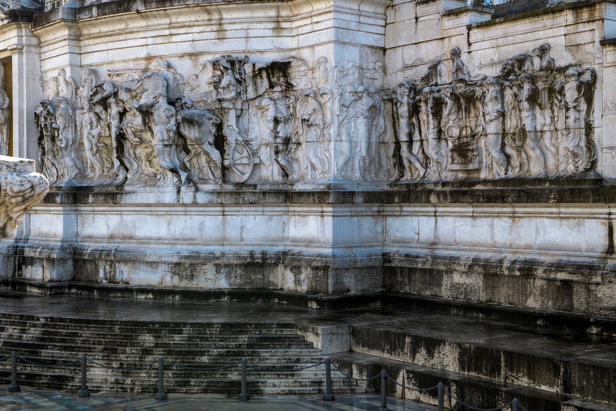 Vittoriano e Palazzo Venezia, particolare dello stato di conservazione. Photo Antonio Idini