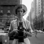 Vivian Maier, Self portrait, New York, settembre 1955. Credits Estate of Vivian Maier. Courtesy of Maloof Collection and Howard Greenberg Gallery, NY