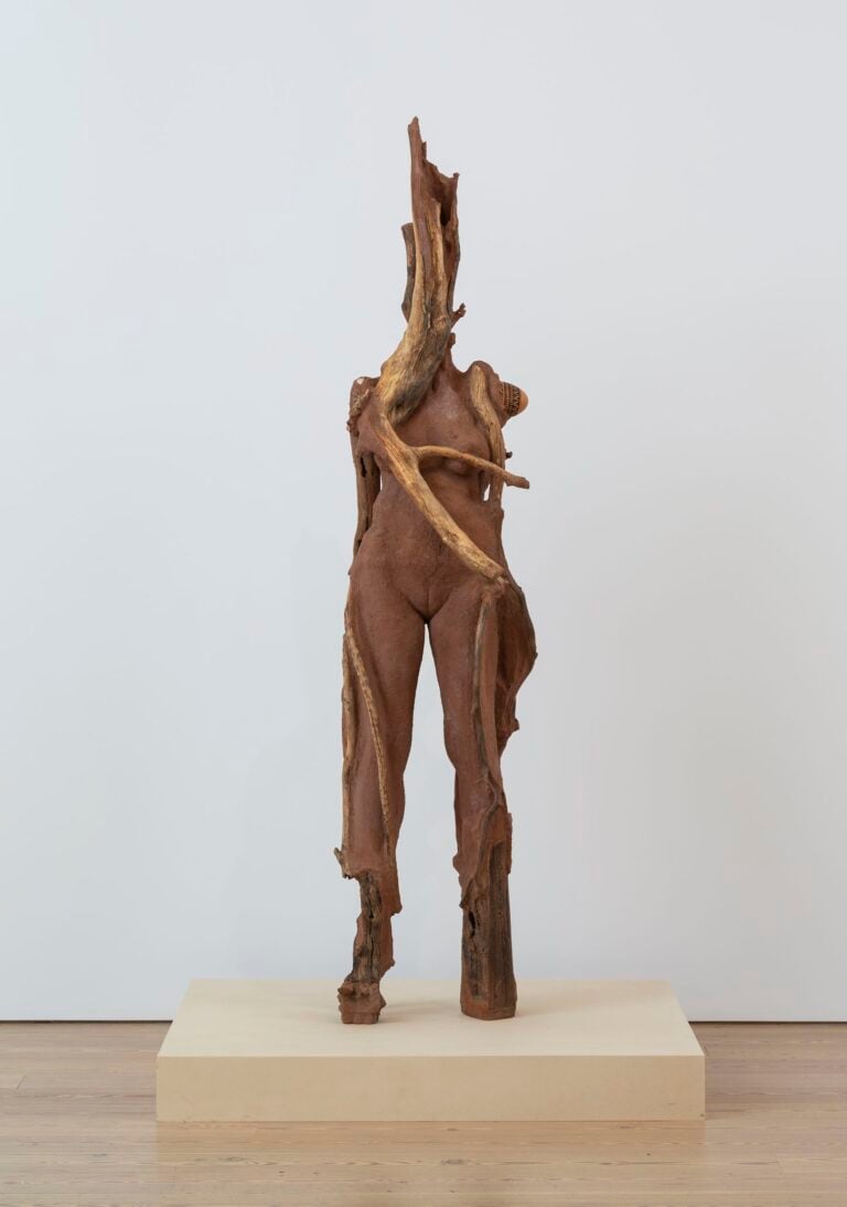 Wangechi Mutu, Sentinel I, 2018. Red soil, pulp, wood glue, concrete, wood, glass beads, stone, rose quartz, gourd, and jewelry, 221.6 × 50.2 × 55.9 cm