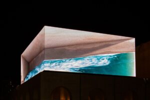 La stagione dell’arte pubblica di Abu Dhabi inizia dall’installazione che simula un’onda