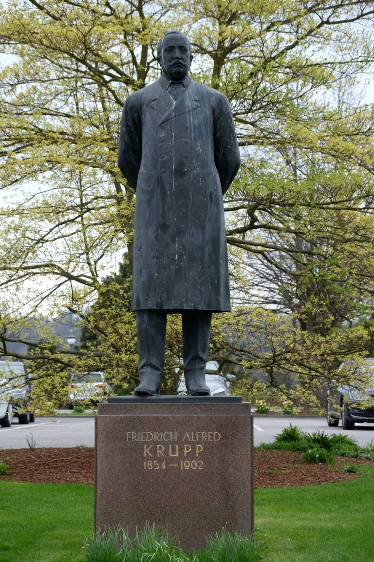 © Photo Dario Bragaglia, Germania, Villa Hügel. La statua dedicata a Friedrich Alfred Krupp nel parco della villa