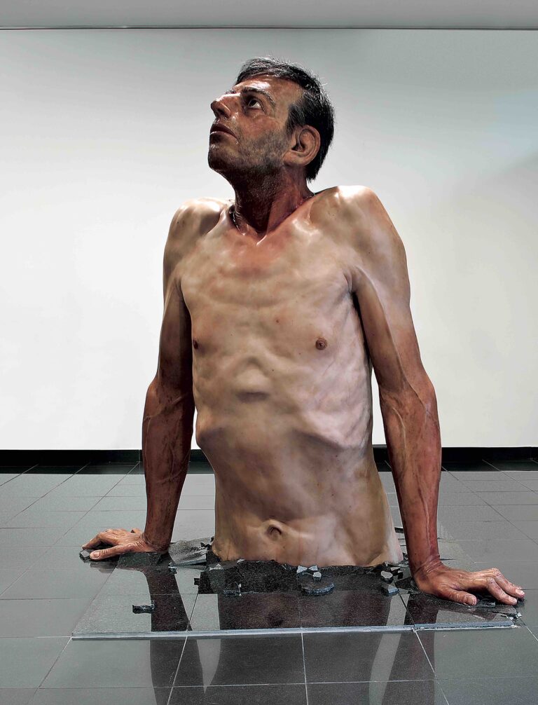 Zharko Basheski, Ordinary Man, 2009-10, Resina poliestere, vetroresina, silicone, capelli, 220x180x85 cm. Collezione dell'artista Image Courtesy: l’artista