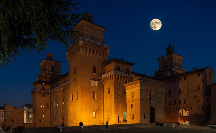 Castello Estense di sera. Photo Pierluigi Benini