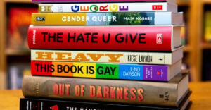 Stati Uniti: le scuole bannano i libri a tema razza e gender. Gli editori fanno causa