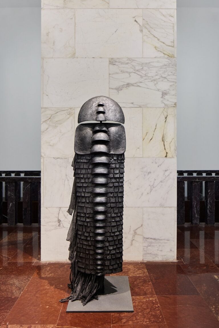 Arnaldo Pomodoro, Costume di Creonte, exhibition view at Palazzo della Civiltà Italiana, Roma, 2023