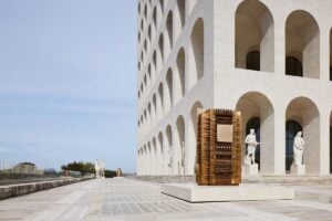 Arnaldo Pomodoro in mostra a Roma per Fendi al Colosseo Quadrato