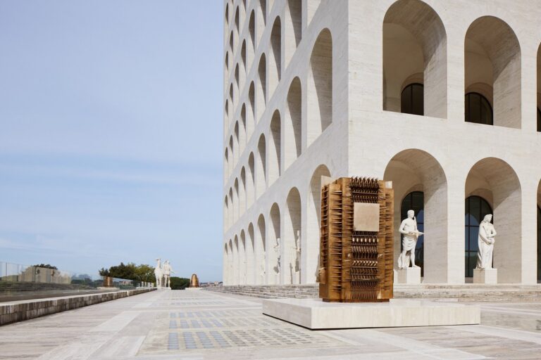 Arnaldo Pomodoro, La Macchina (Egisto), exhibition view at Palazzo della Civiltà Italiana, Roma, 2023