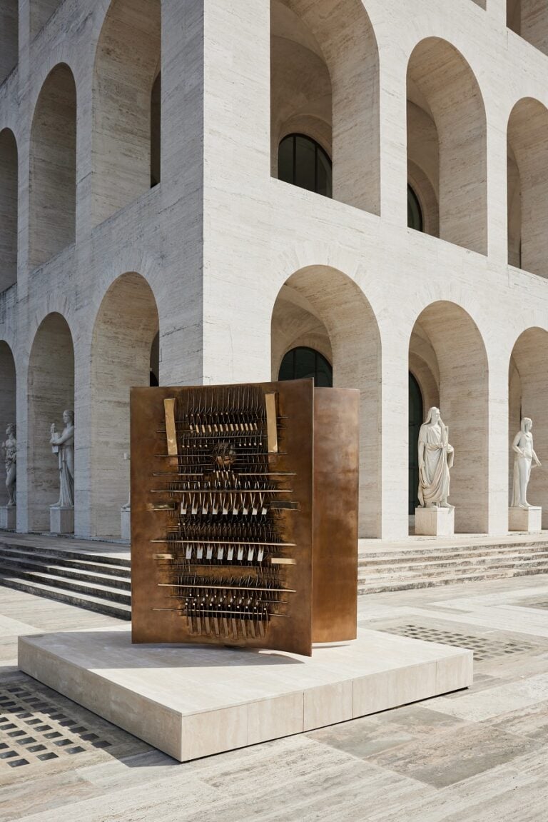 Arnaldo Pomodoro, La Profezia (Cassandra), exhibition view at Palazzo della Civiltà Italiana, Roma, 2023