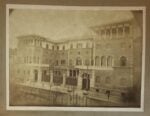 Arpesani, Fotografia montata su cartoncino che raffigura Palazzo Gonzaga agli inizi del Novecento