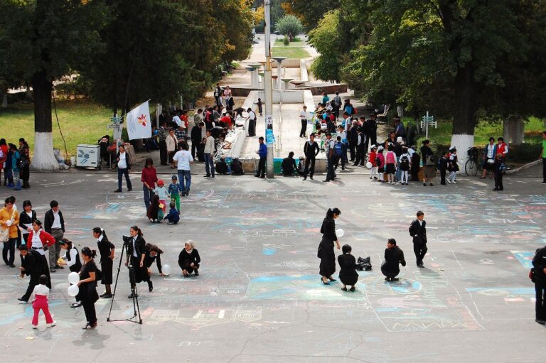 Attività di arte pubblica con i bambini di Bishkek. Courtesy Б'Art Contemporary