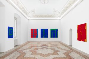 Minimalismo e biologia nella mostra di Beth Letain a Milano