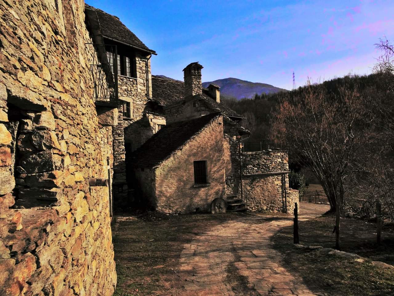 Case in pietra nel borgo di Canova