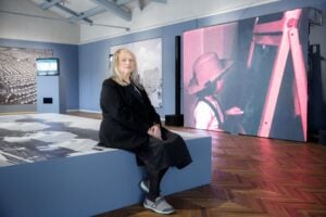 Muore a 78 anni Dara Birnbaum: l’artista che ha decostruito i principi ideologici ed estetici dei mass media