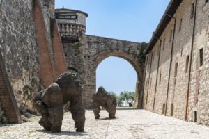 Gorilla e scimpanzé al Castello di Brescia: ecco le sculture monumentali di Davide Rivalta