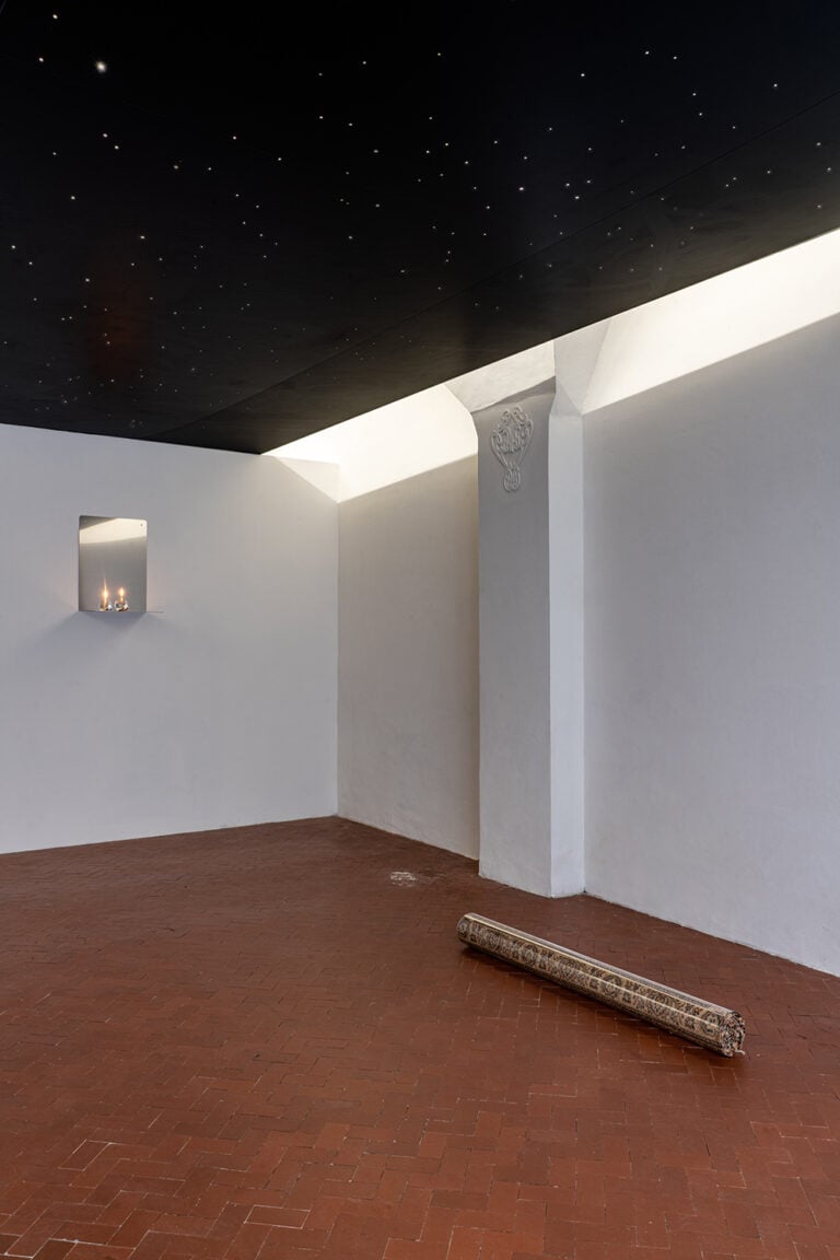 Giovanni Oberti. Un telo nero bucato, un cielo buio stellato, 2023. Veduta della mostra. Photo Ela Bialkowska, OKNO Studio
