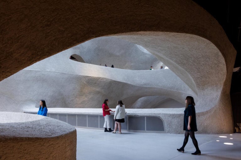 Il ponte del terzo piano verso l'Invisible Worlds. Photo Iwan Baan