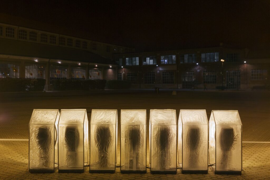 Luce e spazio nella mostra di Mateusz Choróbski a Milano