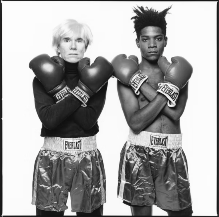 Jean-Michel Basquiat e Andy Warhol fotografati da Michael Halsband per la mostra del 1985 © Fondation Louis Vuitton